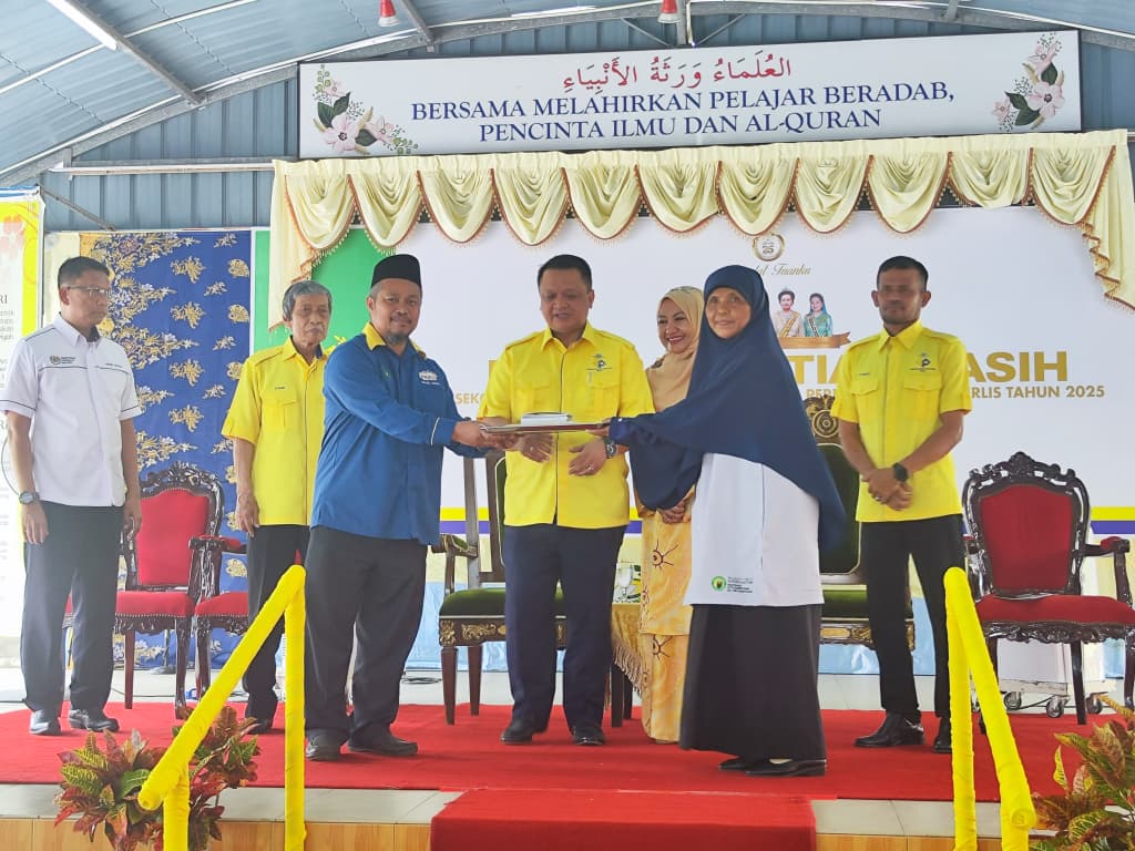 Penyampaian Sumbangan Terbitan Jabatan Mufti Negeri Perlis Sempena Titian Kasih Ma'had Attarbiyah Al-Islamiyah (MATRI)