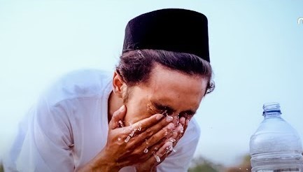 Jika Air Yang Sedikit Seperti Satu Botol Mineral Masih Boleh Digunakan Untuk Berwudhu, Jika Bercampur Dengan Benda Suci Yang Lain?