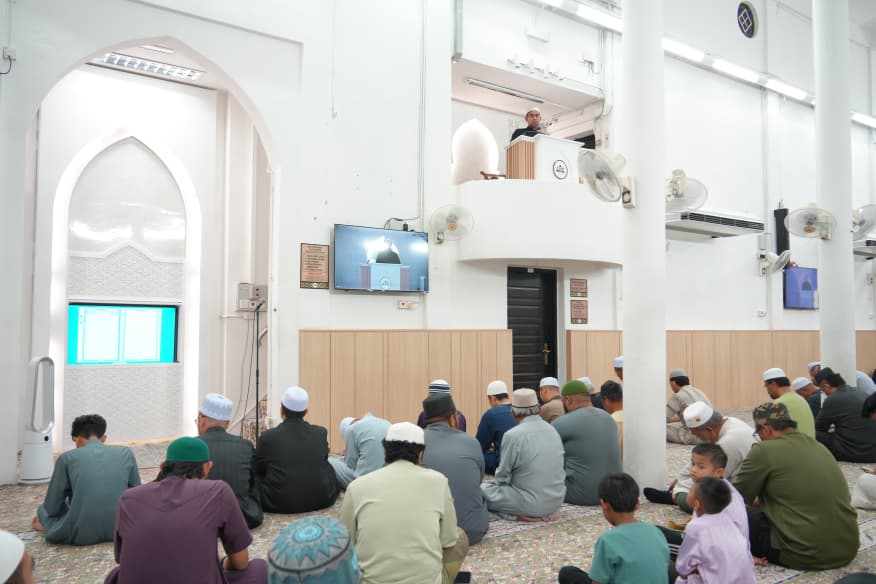 Jemaah Meriahkan Jom Ramadan, Tunai Solat Sunat Gerhana di Masjid Alwi