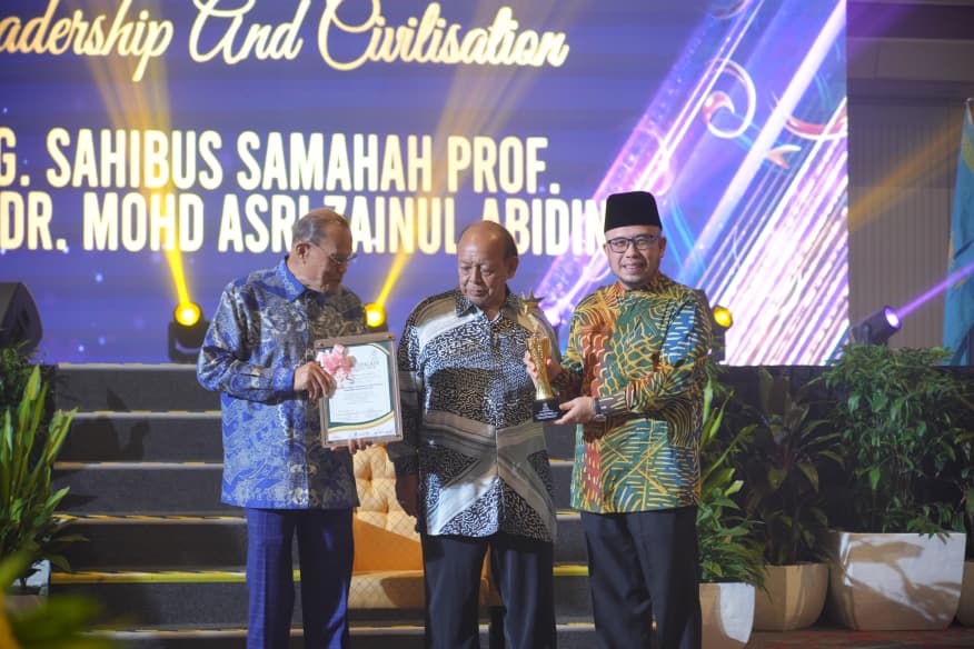 Mufti Perlis Terima “Lifetime Achievement Award in Islamic Thoughts, Leadership and Civilisation”
